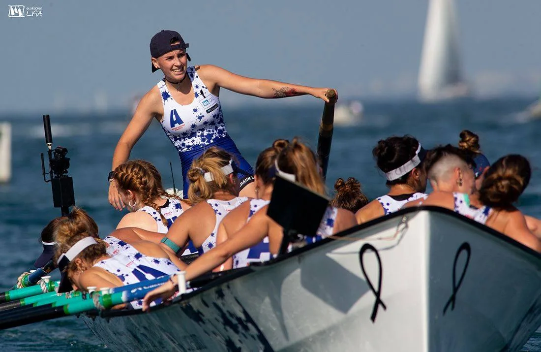 Remeras de Arraun Lagunak celebrando en la trainera femenina.