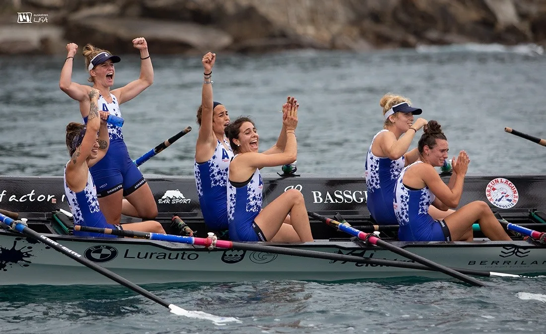 La trainera femenina de Arraun Lagunak durante una regata.