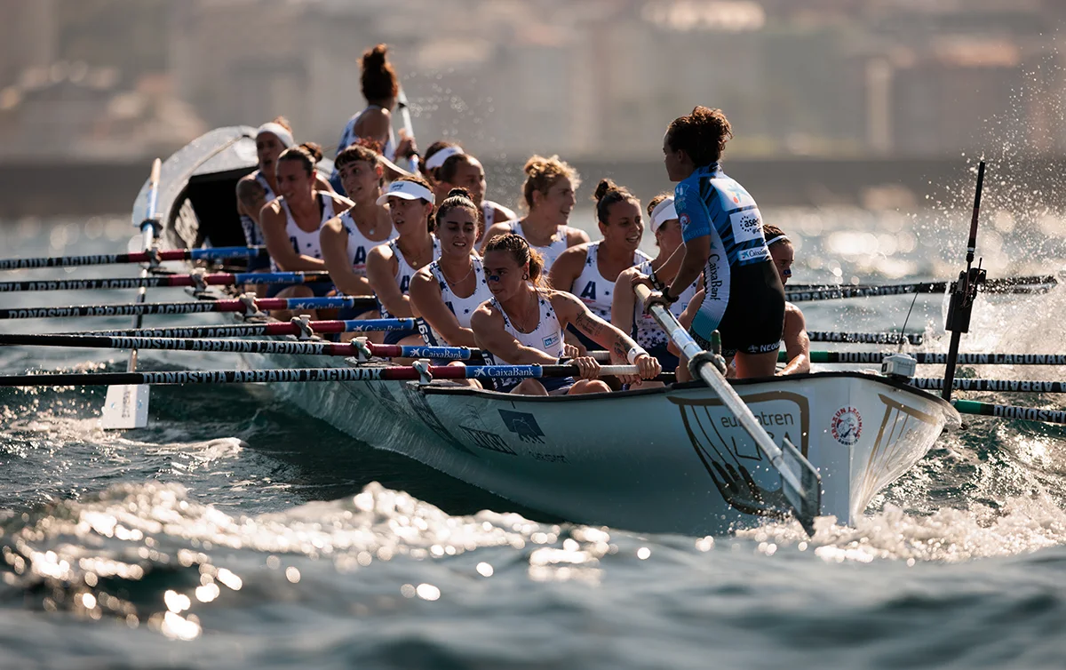 Donostia Arraun Lagunak-eko arraunlariak Kantauri itsasoko estropada batean